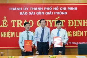 Quang cảnh buổi lễ trao quyết định tái bổ nhiệm. Từ trái qua phải: Phó TBT Nguyễn Thành Lợi, TBT Nguyễn Tấn Phong, Phó TBT Nguyễn Ngọc Anh