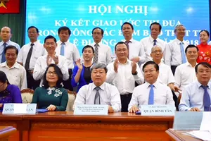 Lãnh đạo các quận - huyện ký cam kết thi đua giữ gìn trật tự lòng đường, vỉa hè năm 2018