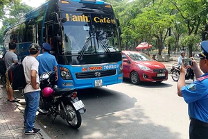 Thanh tra giao thông ghi hình xe khách vi phạm trên đường Phạm Ngũ Lão (quận 1) để xử lý