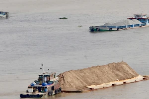 Hoạt động khai thác, vận chuyển khoáng sản trên sông sẽ được quản lý chặt trong thời gian tới Ảnh: THÀNH TRÍ