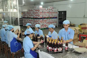 Sản xuất nước mắm cung ứng bình ổn thị trường tại Công ty nước mắm Liên Thành Ảnh: CAO THĂNG