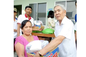 Ông Nguyễn Công Gìn trao quà từ thiện tặng người nghèo địa phương