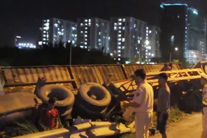 Xe container lật nhào, văng khỏi đường cao tốc TPHCM - Long Thành - Dầu Giây