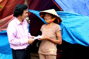Đại diện Báo SGGP chuyển tiền của bạn đọc đóng góp cứu trợ người dân bị sập nhà tại tỉnh Quảng Bình