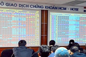 VN-Index tiến sát 950 điểm, USD ngân hàng niêm yết sát giá trần