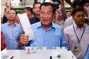 Thủ tướng Samdech Techo Hun Sen (giữa), Chủ tịch đảng Nhân dân Campuchia (CPP) cầm quyền bỏ phiếu tại điểm bầu cử ở Phnom Penh ngày 29-7. Ảnh: AFP/TTXVN