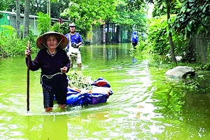 Nước lũ sông Bùi gây ngập nhà dân ở Chương Mỹ hơn 10 ngày qua