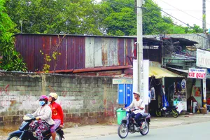 Một số hộ dân xây dựng lấn chiếm ở chùa Giác Lâm
