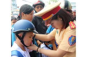 Tuyên truyền, tặng nón bảo hiểm cho học sinh đến trường