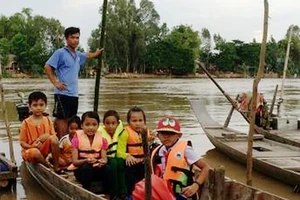 Học sinh vùng lũ An Giang được đưa đón đến trường