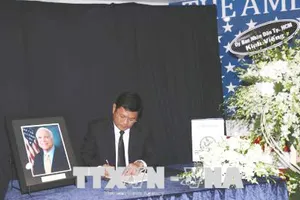 Ông Huỳnh Cách Mạng, Phó Chủ tịch UBND TP Hồ Chí Minh ghi sổ tang Thượng Nghị sỹ Hoa Kỳ John Sidney McCain.