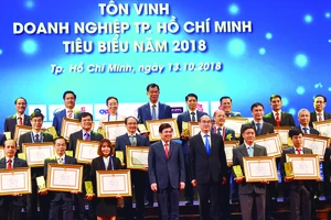 Bí thư Thành ủy TPHCM Nguyễn Thiện Nhân và Chủ tịch UBND TPHCM Nguyễn Thành Phong chúc mừng các doanh nghiệp, doanh nhân tiêu biểu Ảnh: NGUYỄN ĐÌNH