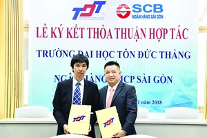 Ông Vũ Đức Hưng - Giám đốc Khối quản trị nguồn nhân lực SCB và Tiến sĩ Võ Hoàng Duy - Phó Hiệu trưởng Trường Đại học Tôn Đức Thắng cùng ký kết thỏa thuận hợp tác