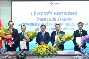 Ông Lê Văn Phước (thứ hai từ trái sang), được bổ nhiệm giữ chức vụ Chủ tịch HĐTV và ông Phạm Quốc Bảo (thứ hai từ phải sang) được bổ nhiệm giữ chức vụ Thành viên HĐTV, kiêm Tổng giám đốc EVNHCMC 