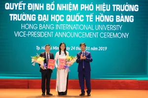 PGS.TS Trần Mạnh Hà và TS. Nguyễn Thị Thu Hà nhận quyết định Phó Hiệu trưởng HIU từ PGS.TS Thái Bá Cần – Phó Tổng giám đốc phát triển đại học của Tập đoàn Nguyễn Hoàng 