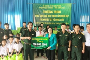 Bộ đội Biên phòng TPHCM tặng 200 triệu đồng cho Trung tâm Nuôi dạy trẻ khuyết tật Võ Hồng Sơn. Ảnh: Minh Anh