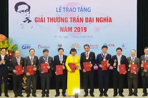 Phó Thủ tướng Vũ Đức Đam trao giải cho các tác giả đạt Giải thưởng Trần Đại Nghĩa