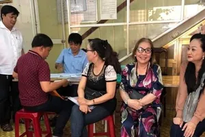 Tiểu thương chợ An Đông ký hợp đồng sử dụng sạp với Ban Quản lý chợ