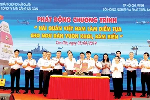 Phó Bí thư Thành ủy TPHCM Võ Thị Dung chứng kiến lễ ký kết giữa các đơn vị 