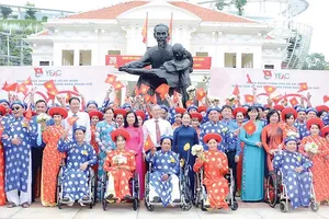 Niềm vui của 100 đôi công nhân khó khăn trong ngày cưới. Ảnh: THÁI PHƯƠNG