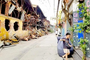 Chỉ có rất ít nhà gần với hiện trường vụ cháy mở cửa dù đã 5 ngày trôi qua. Ảnh: QUỐC KHÁNH