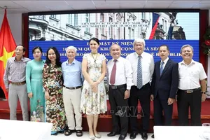 Bà Dana Eltomova, Lãnh sự Đại sứ quán Cộng hòa Czech tại Việt Nam (giữa) chụp ảnh cùng các đại biểu dự họp mặt.