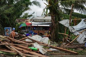 Nhà cửa bị hư hại khi bão Phanfone đổ bộ vào tỉnh Leyte, miền Trung Philippines ngày 25-12-2019. Ảnh: AFP/TTXVN