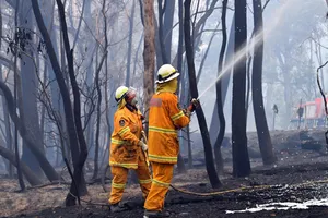 Lực lượng cứu hỏa nỗ lực dập lửa cháy rừng tại Dargan, Australia. Ảnh: AFP/TTXVN