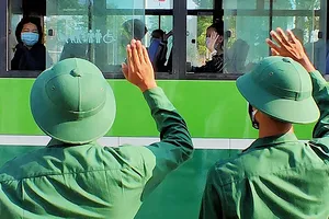 Các chiến sĩ Sư đoàn 317 chia tay công dân hoàn thành 14 ngày cách ly y tế lên xe về với gia đình. Ảnh: HOÀNG HÙNG