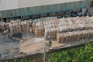 Kho nguyên liệu giấy phế phẩm để sản xuất tại Nhà máy giấy Xuân Mai, huyện Nhà Bè, TPHCM (ảnh chụp sáng 10-4). Ảnh: CAO THĂNG