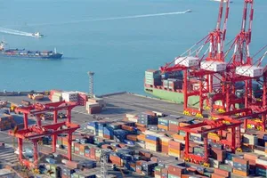 Hàng hóa được xếp tại cảng ở Busan, Hàn Quốc. Ảnh: AFP/TTXVN