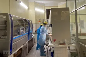 Xác định virus SARS-CoV-2 bằng máy sinh học phân tử Realtime PCR tự động. Ảnh: TTXVN