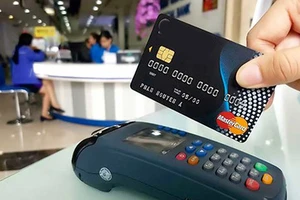 Các máy POS dùng để thanh toán không bằng tiền mặt xuất hiện ngày càng nhiều tại các cửa hàng