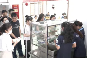 Suất cơm tình bạn 2.000 đồng