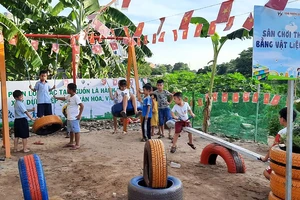 Thiếu nhi vùng sâu, vùng xa vui mừng với sân chơi bằng vật liệu tái chế