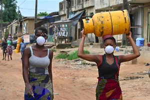 Người dân tại Abidjan, Cote d'Ivoire. Ảnh: AFP/TTXVN