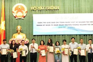 Trao giải cho nhóm tác phẩm, tác giả đạt giải A. Ảnh: HNV