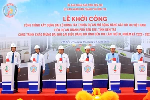 Các đại biểu thực hiện nghi thức động thổ công trình