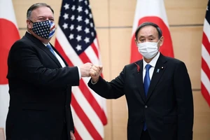 Ngoại trưởng Mỹ Mike Pompeo và Thủ tướng Nhật Bản Yoshihihde. Ảnh: Getty