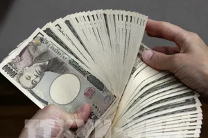 Tiền mệnh giá 10000 yen tại ngân hàng ở Tokyo, Nhật Bản. Ảnh: AFP/ TTXVN