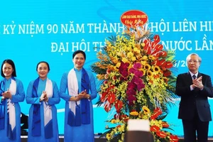 Thay mặt lãnh đạo Đảng, Nhà nước, đồng chí Trần Quốc Vượng, Ủy viên Bộ Chính trị, Thường trực Ban Bí thư, tặng lẵng hoa chúc mừng Hội LHPN Việt Nam