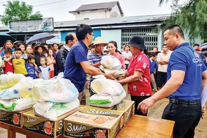 Đại diện Báo SGGP trao quà cứu trợ người dân xã Hải Sơn, huyện Hải Lăng, tỉnh Quảng Trị. Ảnh: NGUYỄN HOÀNG