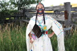 Khẩu trang có dòng chữ “Crow Nation” của bộ tộc Crow nhắc nhở bảo tồn văn hóa bộ tộc