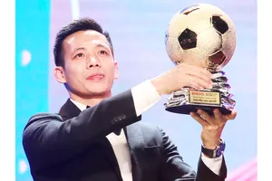 Tiền đạo Nguyễn Văn Quyết chính là biểu tượng cho sự kiên trì bền bỉ trong làng bóng đá Việt Nam