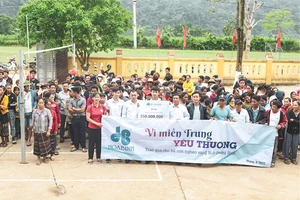 Hòa Bình trao quà “Vì miền Trung thương yêu” đến bà con nghèo Quảng Bình