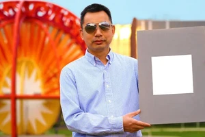GS Xiulin Ruan bên cạnh loại sơn mới