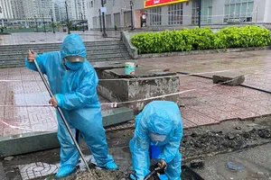 Nhân viên ngành nước lắp đặt đồng hồ, thiết bị tại các bệnh viện dã chiến để sẵn sàng cung cấp nước sạch