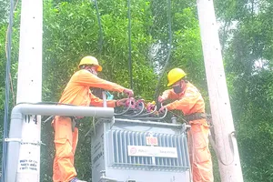 Điện lực Tân Uyên (Công ty Điện lực Bình Dương) nhanh chóng hoàn thành thi công lắp đặt trạm biến áp cấp điện cho Nhà máy sản xuất oxy