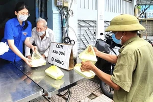 Quán cơm 0 đồng của vợ chồng ngoại giúp người khó khăn ở thành phố