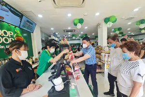 Khách mua hàng tại Co.op Food Nguyễn Thái Học Premium